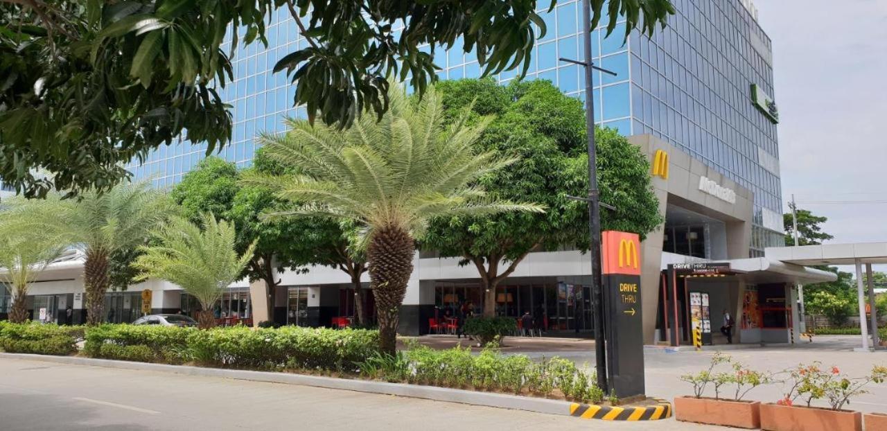 Mactan Newtown Condo With Pool Access 막탄 외부 사진