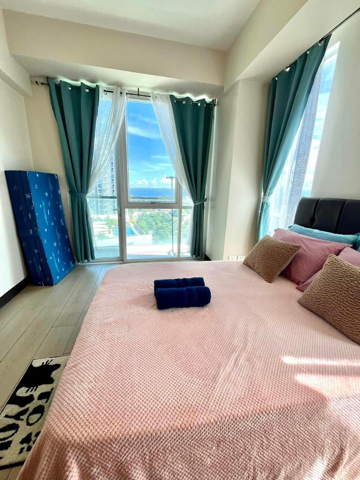 Mactan Newtown Condo With Pool Access 막탄 외부 사진